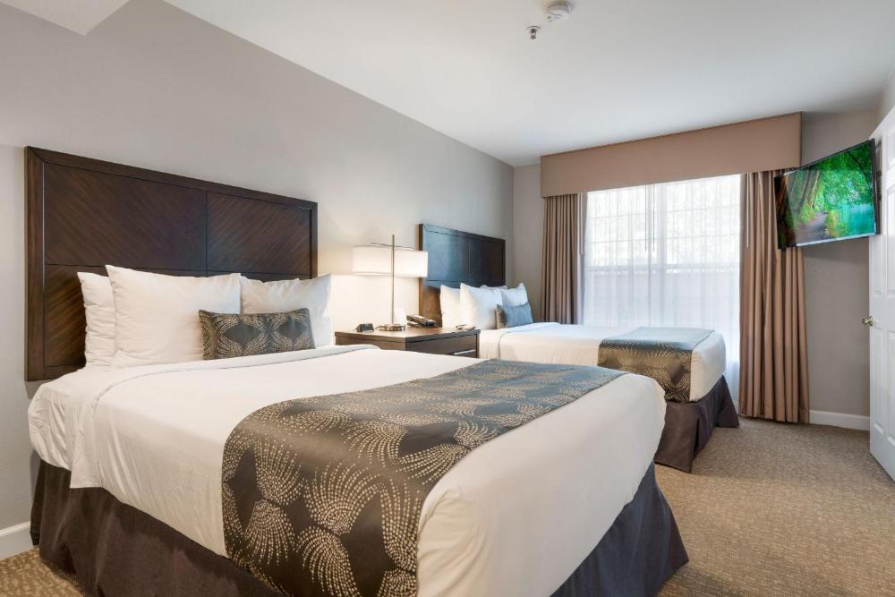 One Bedroom with 2 Full Beds - Full Kitchen interior